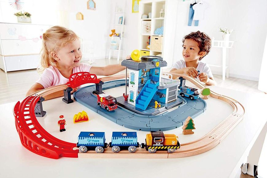 Железная дорога Hape Штаб аварийной службы 55 деталей (E3736) детская, игрушечная E3736 фото